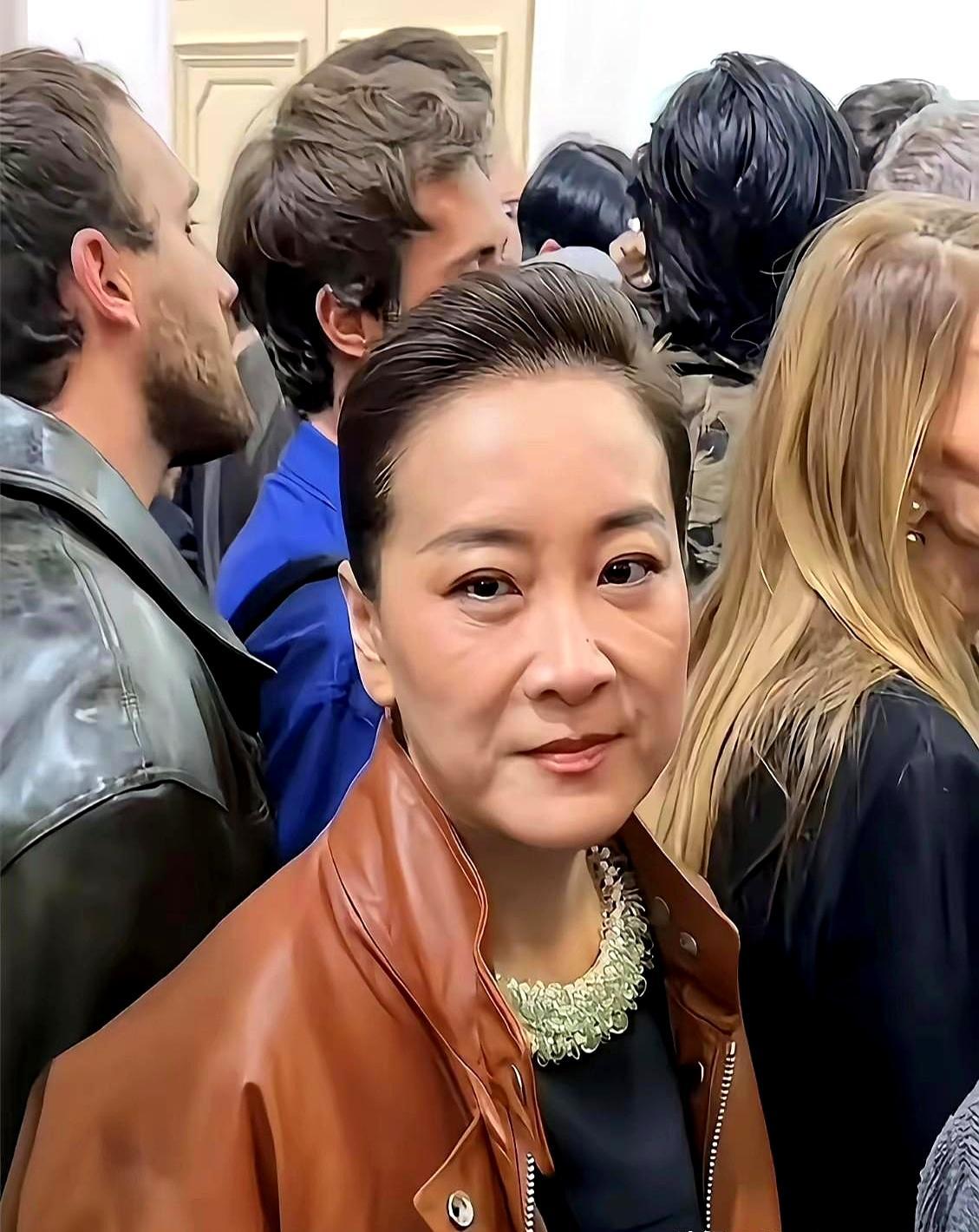 贾玲不逗乐了，改拍传销。2026年春节，她带着《转念花开》上桌，讲一个主妇