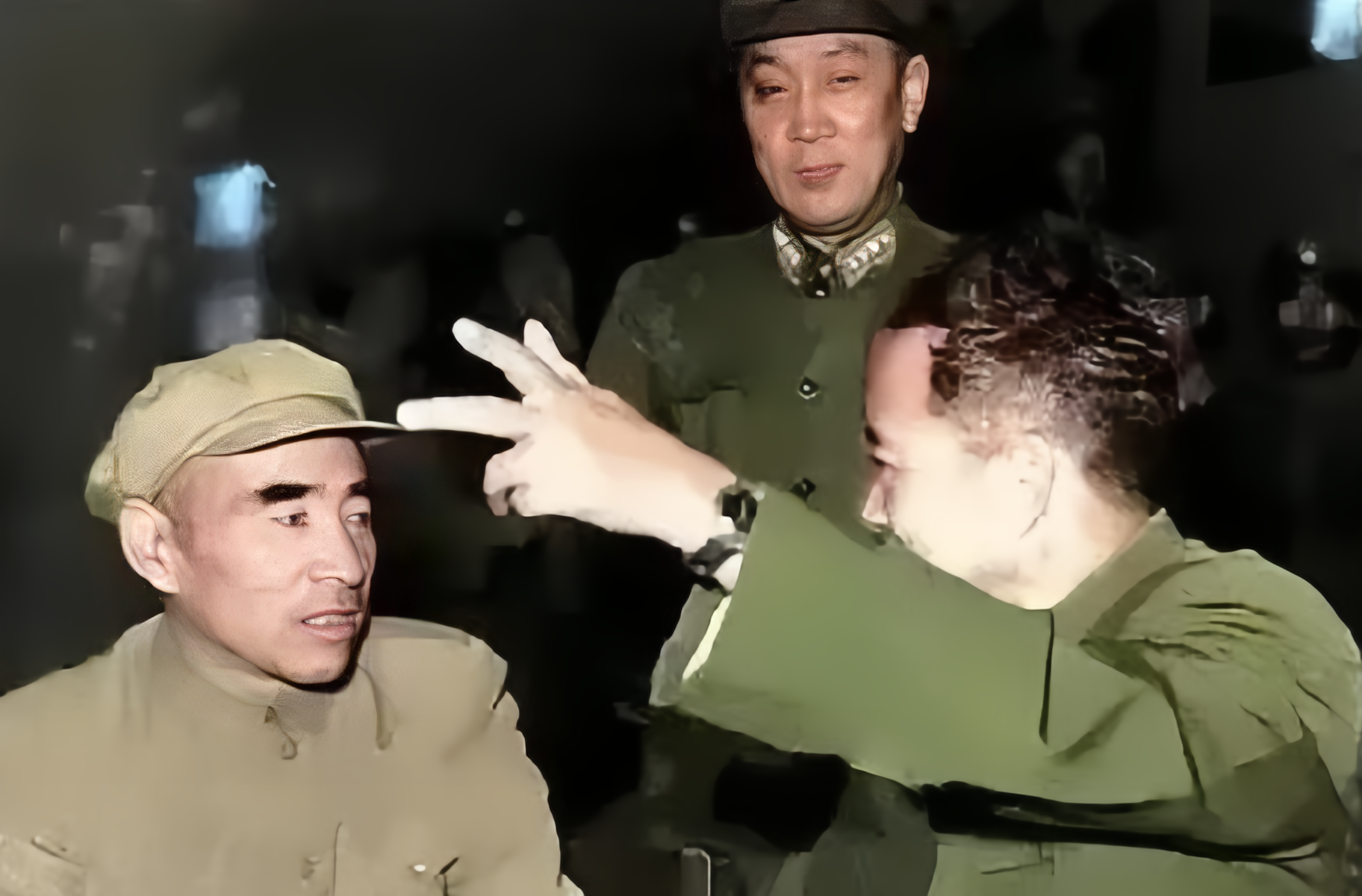 敢在林彪面前，如此神采飞扬地讲话，毫无顾忌地打着手势，他是谁？既不是朱老总，也不