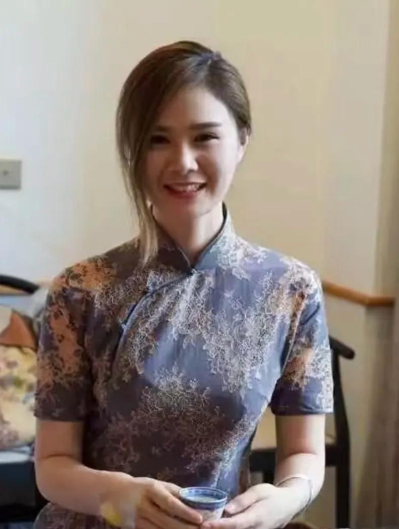 看了朱女士案件，我觉得最不可思议的，不是她老公要和三进行试管，而三的家人知道