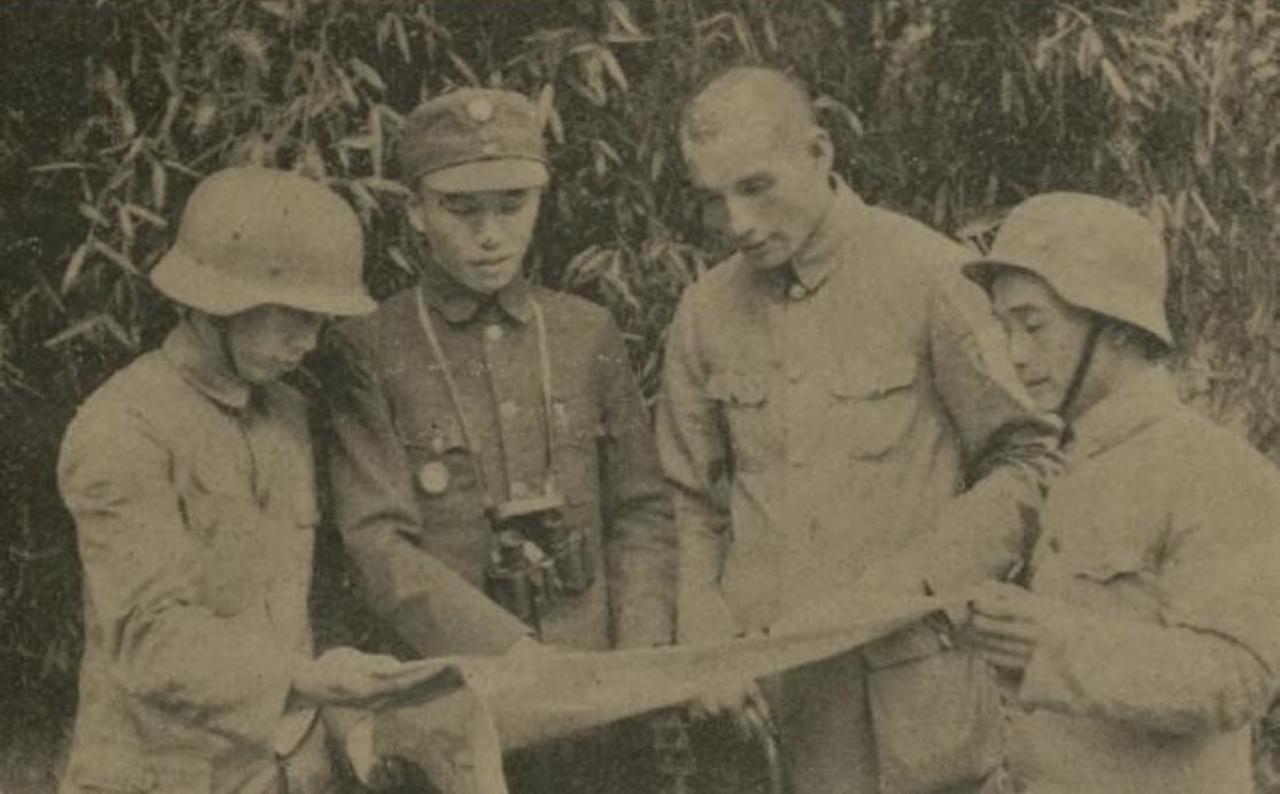好多人只记得孟良崮兵败身死的张灵甫，却很少见过他这张1938年的抗战前线旧照。这