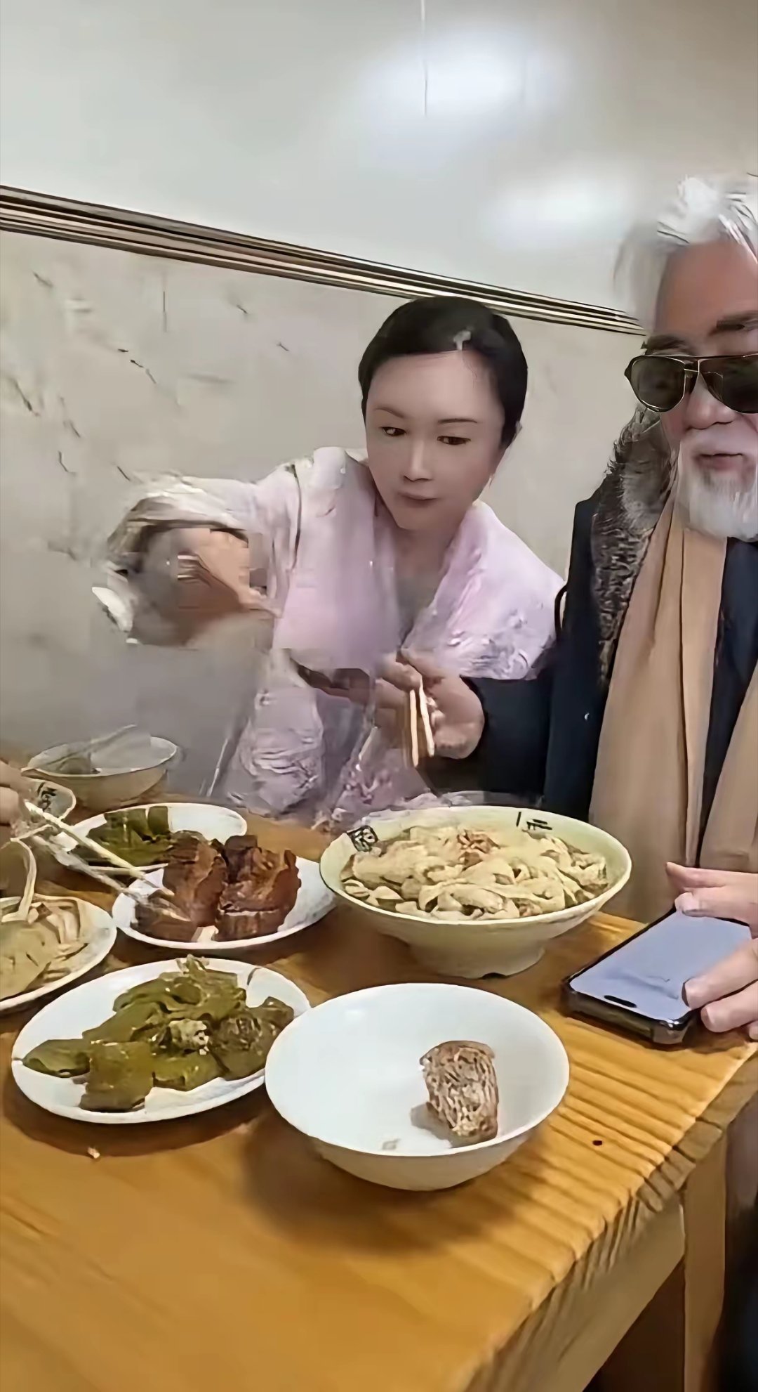 张纪中导演喜欢吃面条，碗量挺大，好像是一盘白切鸡，夫人杜星霖还帮掏了一勺酱。粗茶淡饭是老百姓的天，不