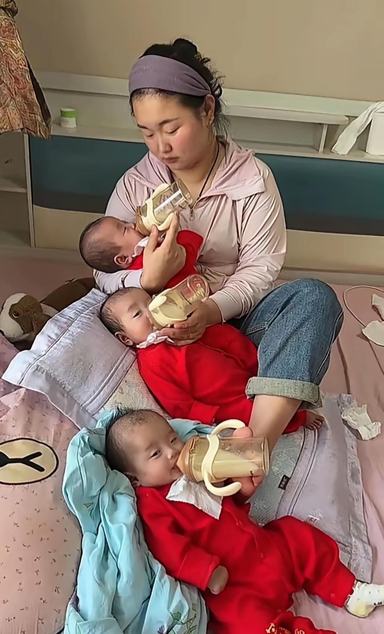 这是炫才艺还是真的没人帮忙？一个人独自带三娃也太能行了吧！而且还是月子期间，带三