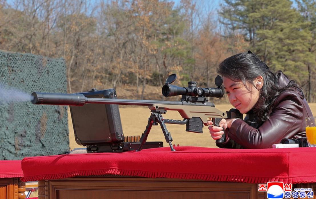朝鲜公布一个罕见画面：金珠爱手握狙击枪射击就在2026年2月28日，朝鲜官方