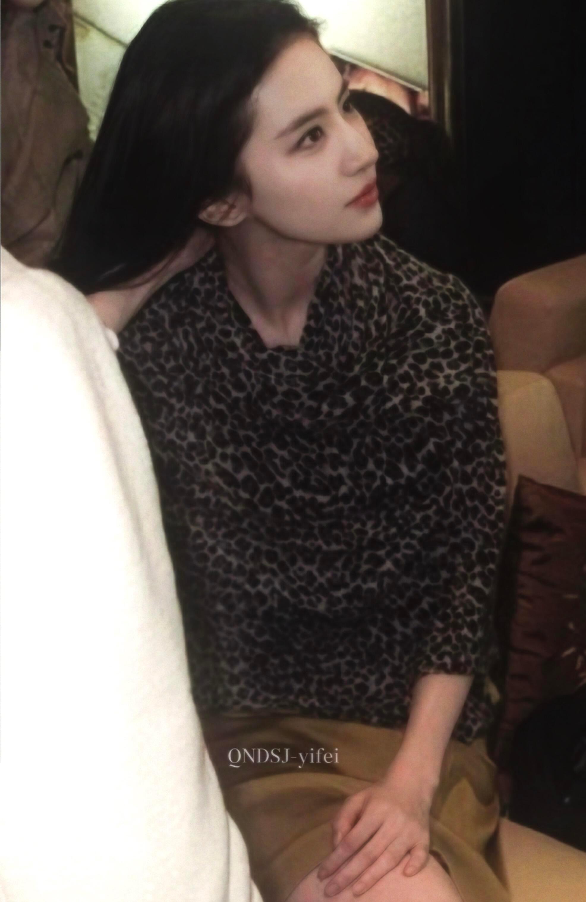 我靠这两张真的明显是大浓颜…..📕：QNDSJ-yifei