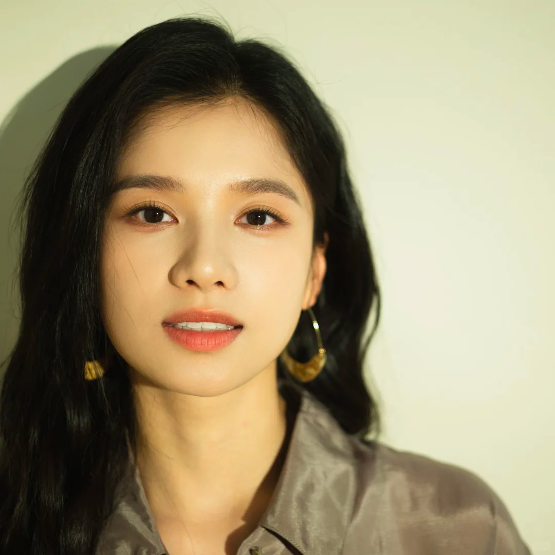 李现拍的张婧仪这么帅气的摄影师和这么漂亮的模特，《雾里青》你拿什么输！求边拍边