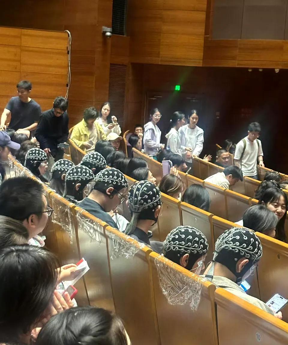 在清华看到的，好像很科幻的场面[思考]好想知道他们在做什么研究。而且他们都在