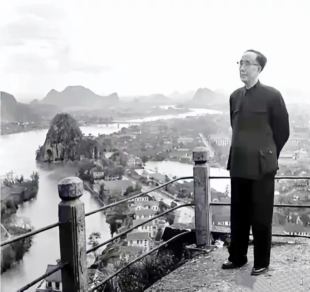 1963年，72岁的郭沫若重返桂林参加活动，并抽空在桂林游览时的一幕，当时他和夫