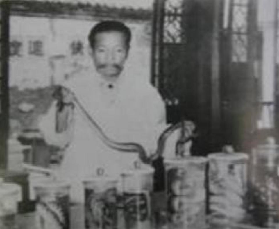 1956年，南通市土地庙，一个男人抓起一条毒蛇就往嘴里塞，他的舌头都被毒蛇咬了出