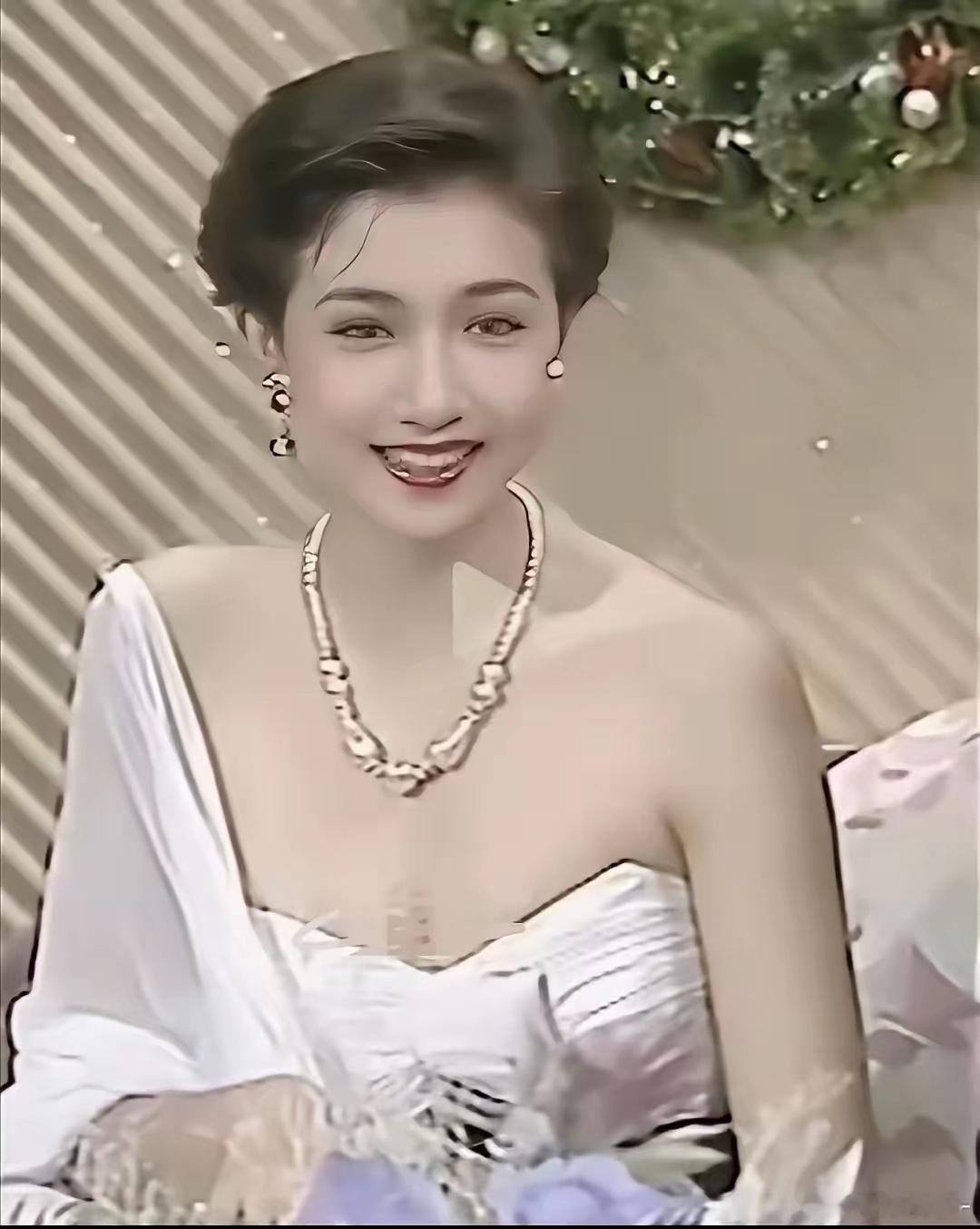 年轻时的吴绮莉真的是漂亮，让人移不开眼。她还是太单纯了，碰到了不负责任的男人。