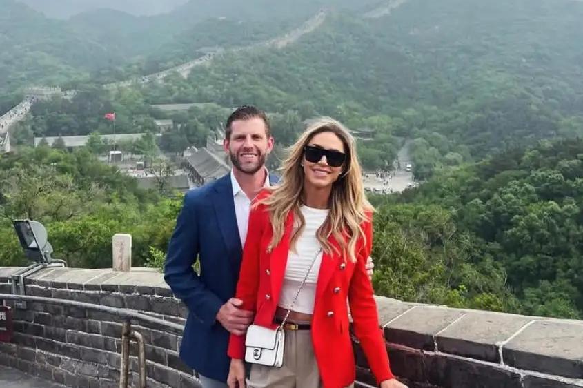 特朗普访华刚落幕，儿媳妇劳拉就在社交媒体上晒出了和丈夫埃里克逛长城的照片，配文“
