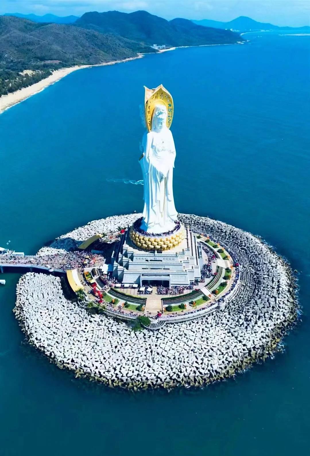 去海南三亚市旅游，让我印象最深刻的不是人满为患、遍地垃圾的亚龙湾，也不是只有一块