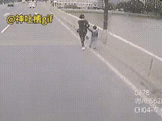必须给这位公交司机狠狠点赞！不是碰巧撞见，是他一眼看出那位妈妈抱着孩子站在桥