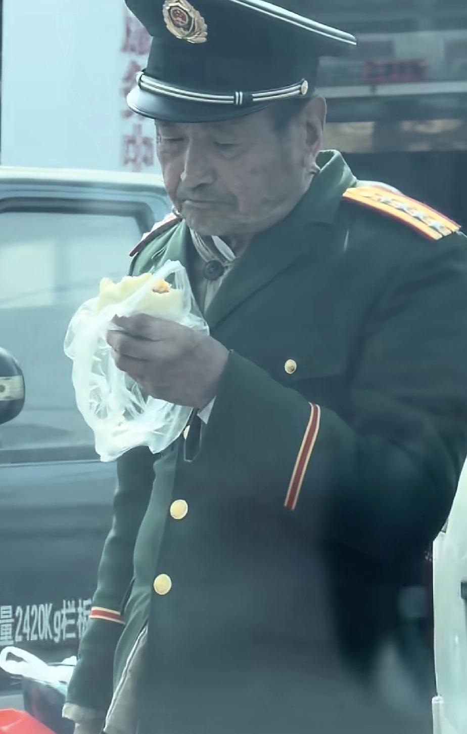 这是一位退休的武警大校吧！从他的军装我们看出来，是穿的87式武警大校军装，8