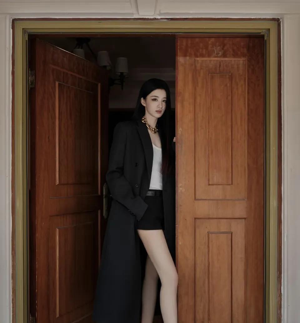 王楚然的颜值和身材其实早就是该演女主剧的命，而她的第一部女主角戏等到23年才播，
