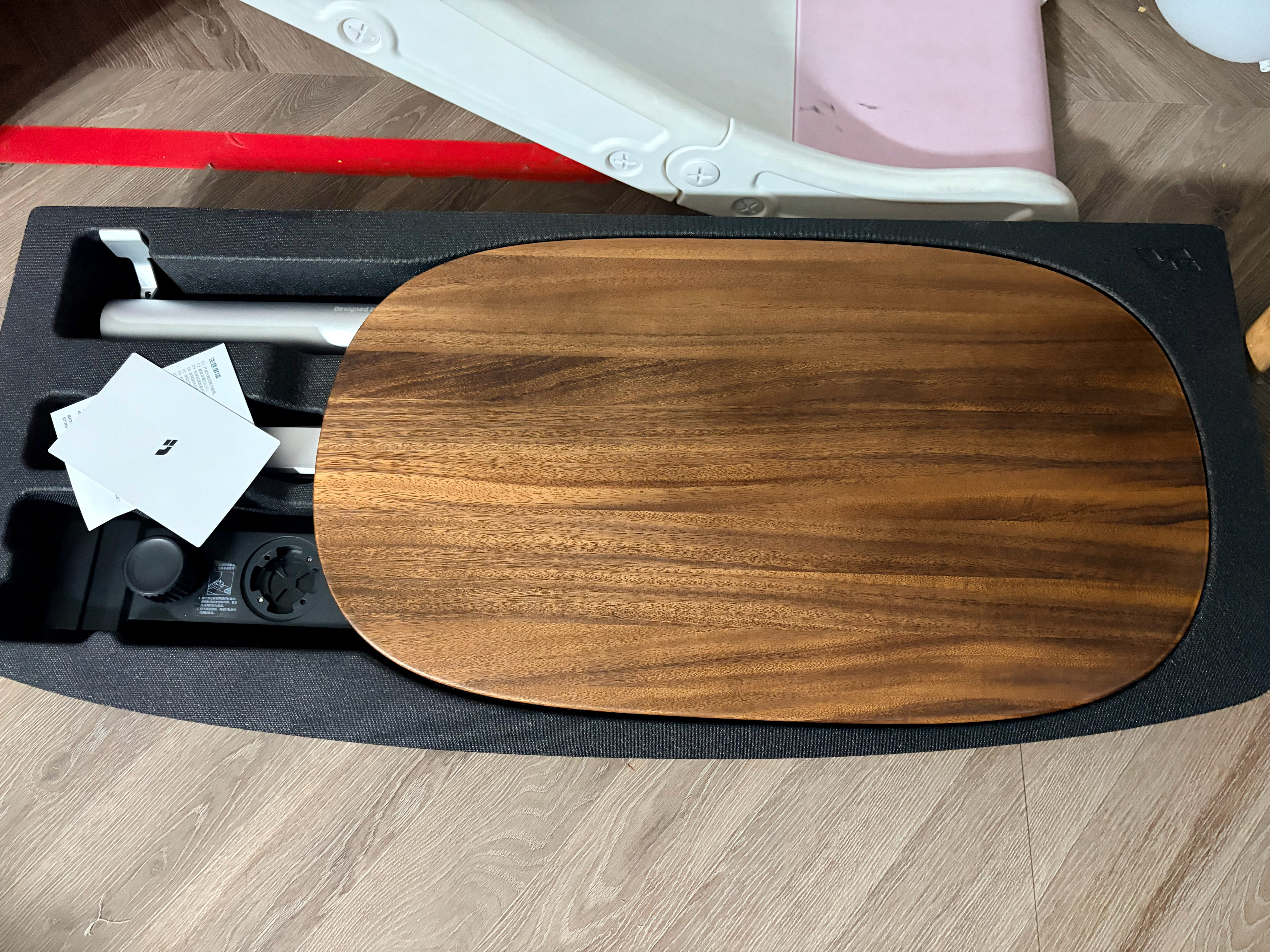 好吧其实是车内大桌板，话说理论上我是不是可以稍微DIY一下，这个桌板就可以用