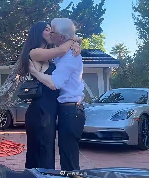 尽管两人年龄相差51岁，25岁的华裔女子仍将76岁的男友视为自己的“灵魂伴侣”。