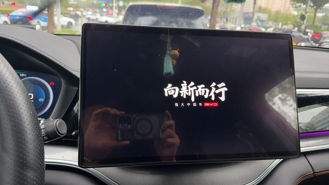 垃圾比亚迪刚过质保主机就坏了，熄了火锁了车也一直亮着，去四儿子那里要换主机，3