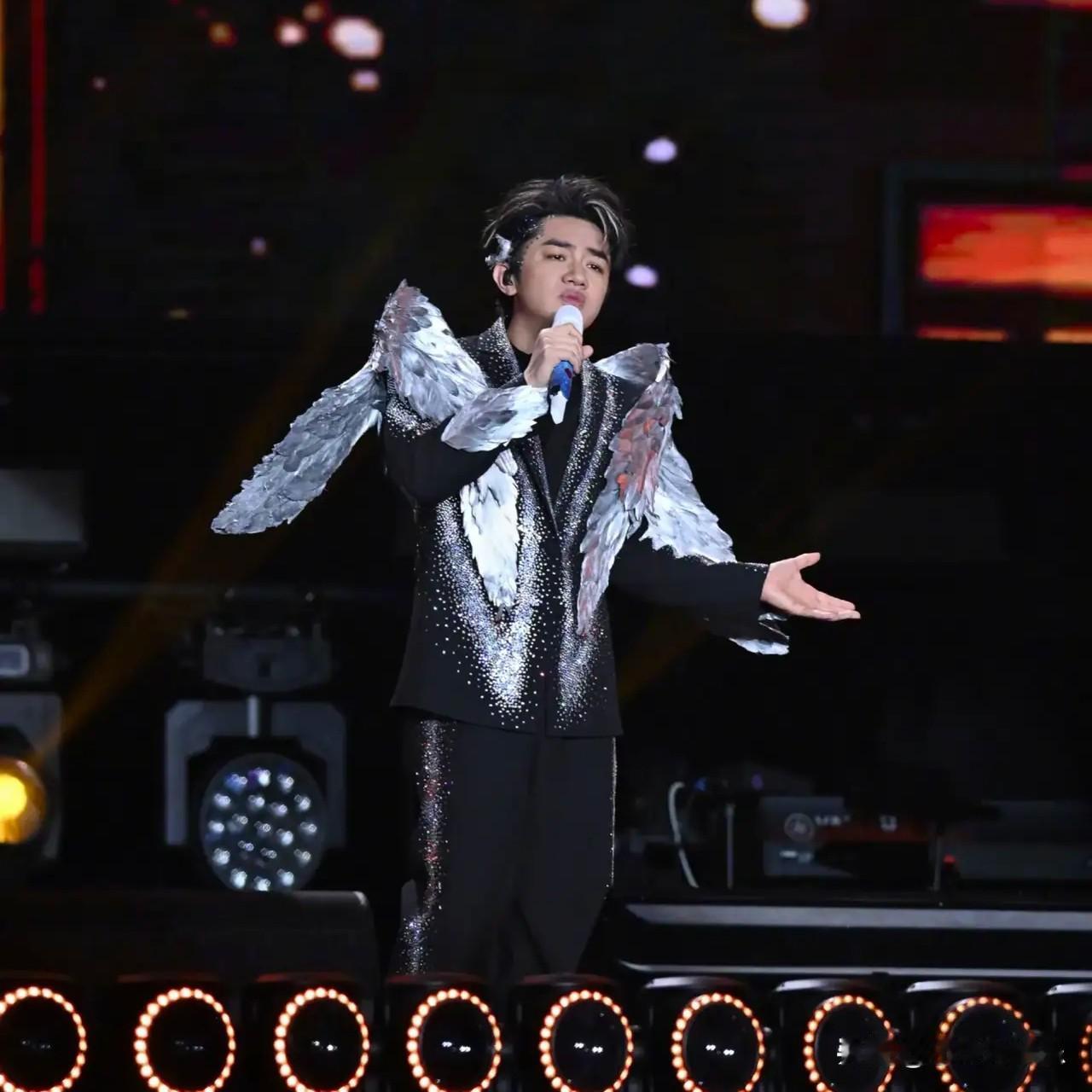 王祖蓝在佛山开演唱会场面相当冷清门票只卖40块也没几个人捧场。也不