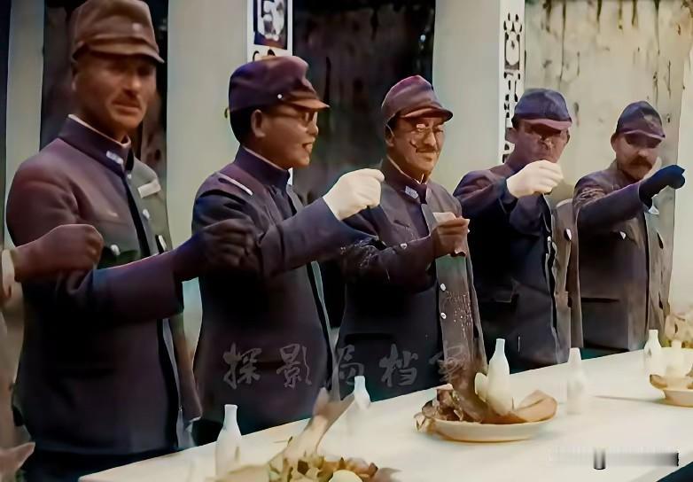 日本鬼子每攻陷一座城市，都会尽情的狂欢，并把狂欢的场面拍摄下来，作为它们胜利的一