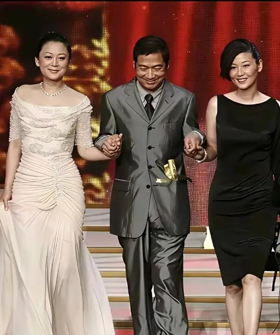 看把张国立导演激动的，原来左右两边都是娱乐圈的顶级美人。左边这位估计很多人一眼都