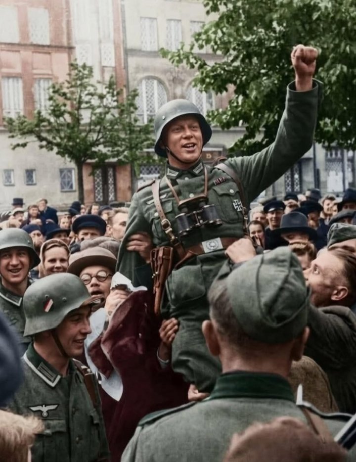 1941年8月，爱沙尼亚，塔林，当地民众热烈欢迎德军。……二战时代，波罗的海地区、乌克兰…确有相当比