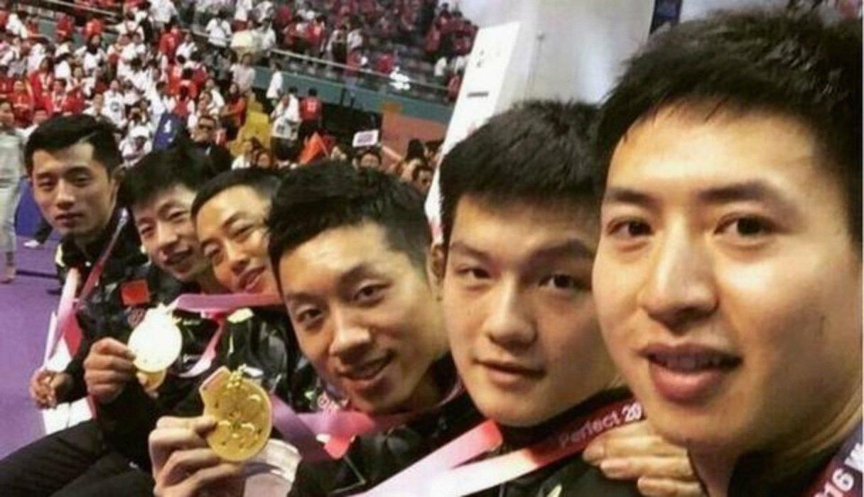 国乒名将勇夺金牌合照：方博浓眉大眼，耸鼻皓齿；樊振东金相玉质，雄浑沉健；许昕