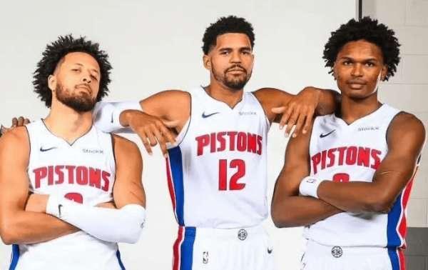 本赛季总冠军基本锁定三选一！这三支球队的表现太炸，谁能夺冠都不意外：1.雷