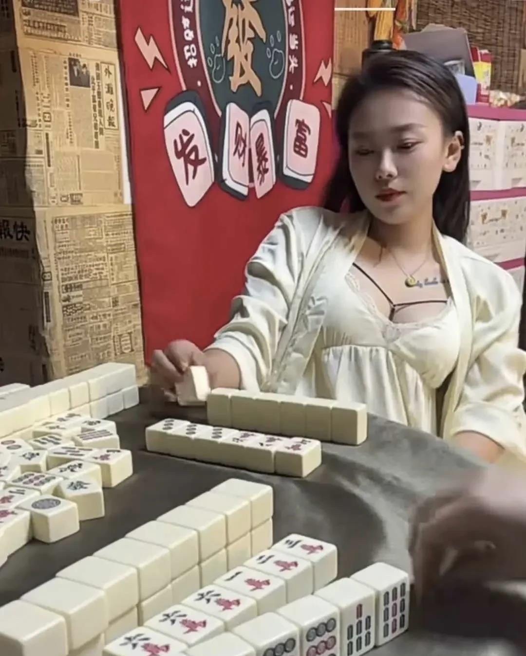 都来看看这个牌胡什么？