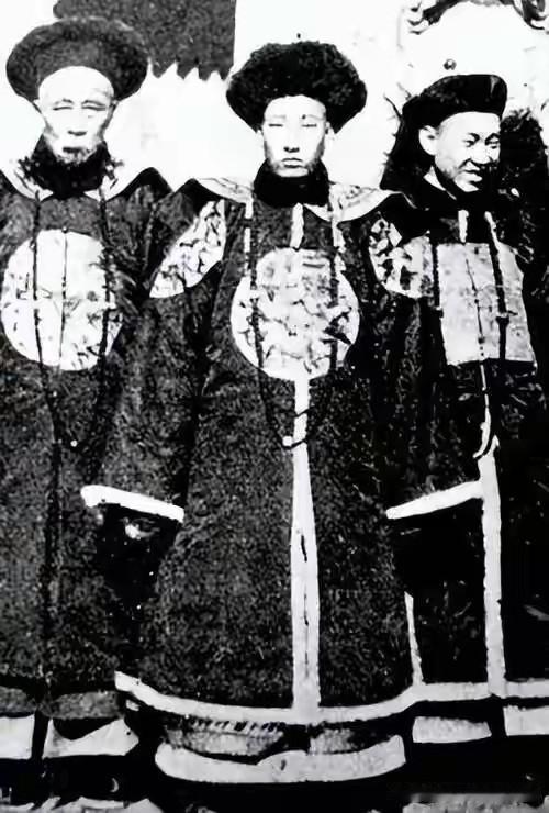 那两缕头发在库房里躺了二十三年，谁也没当回事。1980年从地宫里取出来的时候，清
