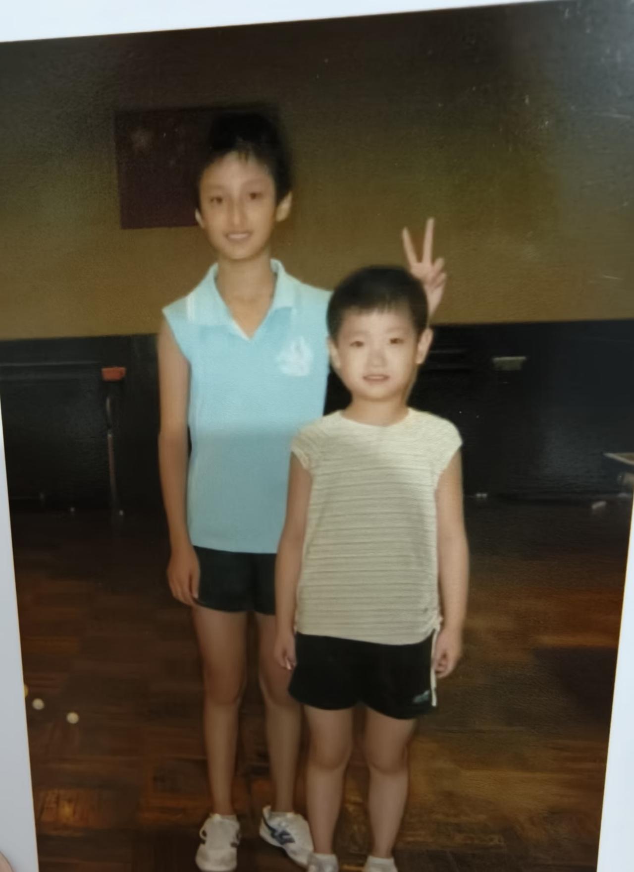 莎莎从小脸就圆。没想到还和范思琦合影过。小时候的范思琦就那么瘦。图三是莎莎19