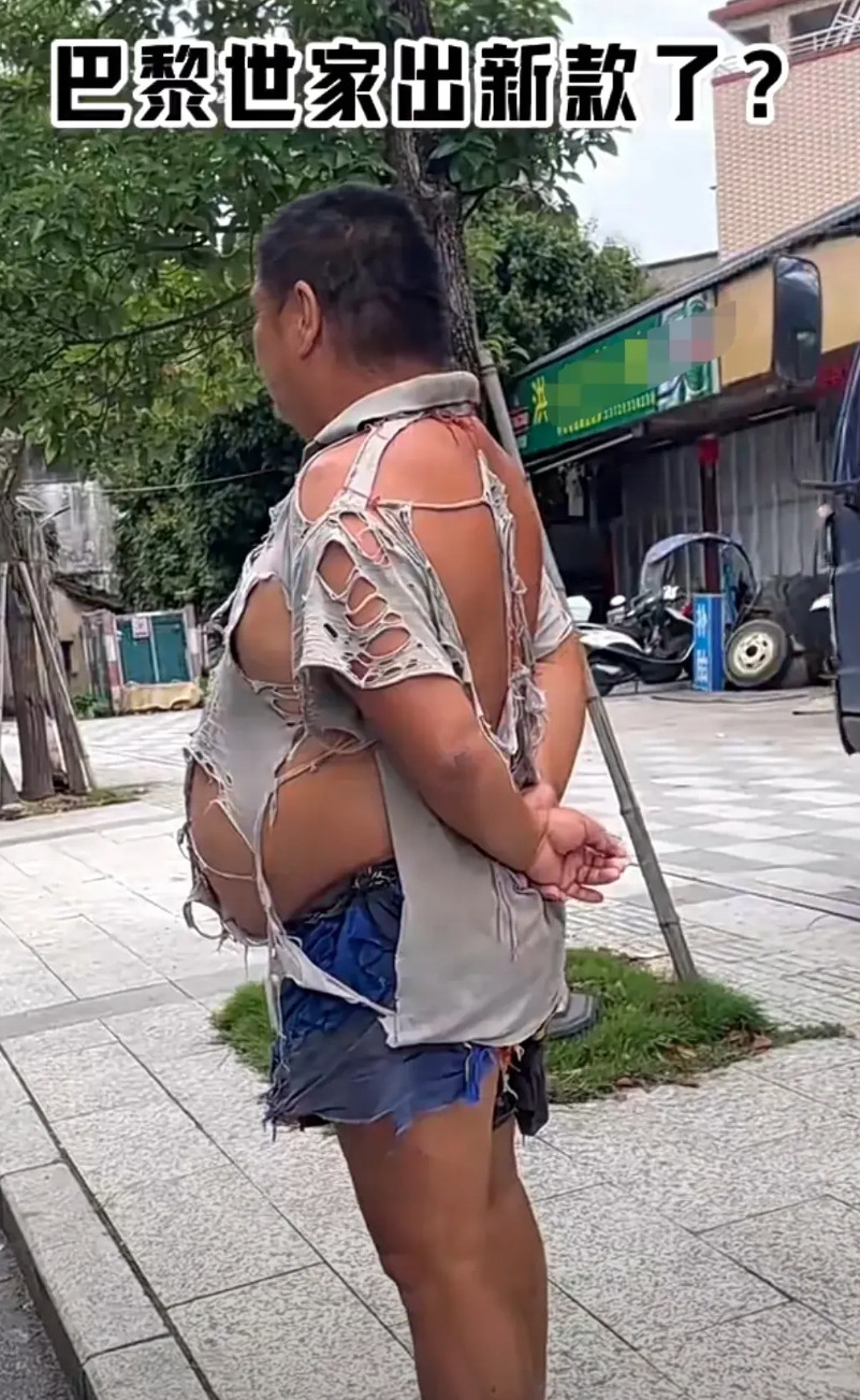 巴黎世家又出新款了？这位大哥怪赶时髦的，不仅上衣独特，裤头也是经典款，拖鞋也