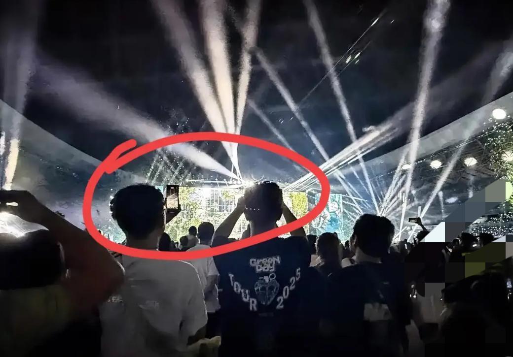 闺蜜花一千多买了谢霆锋演唱会的内场票，回来后咬着牙跟我说了一句话：整场演出，我连