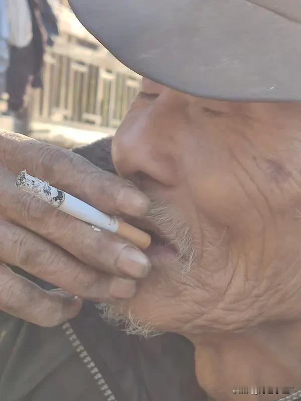 人走后，一切会被清空老刘头过春节后住院就再也没回来。三个月不到，家里的房