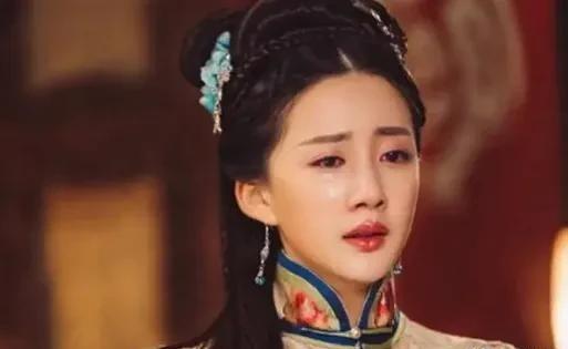 1625年，父亲努尔哈赤下午刚离京。继母阿巴亥半夜就宣皇太极进宫。岂料，皇太极刚