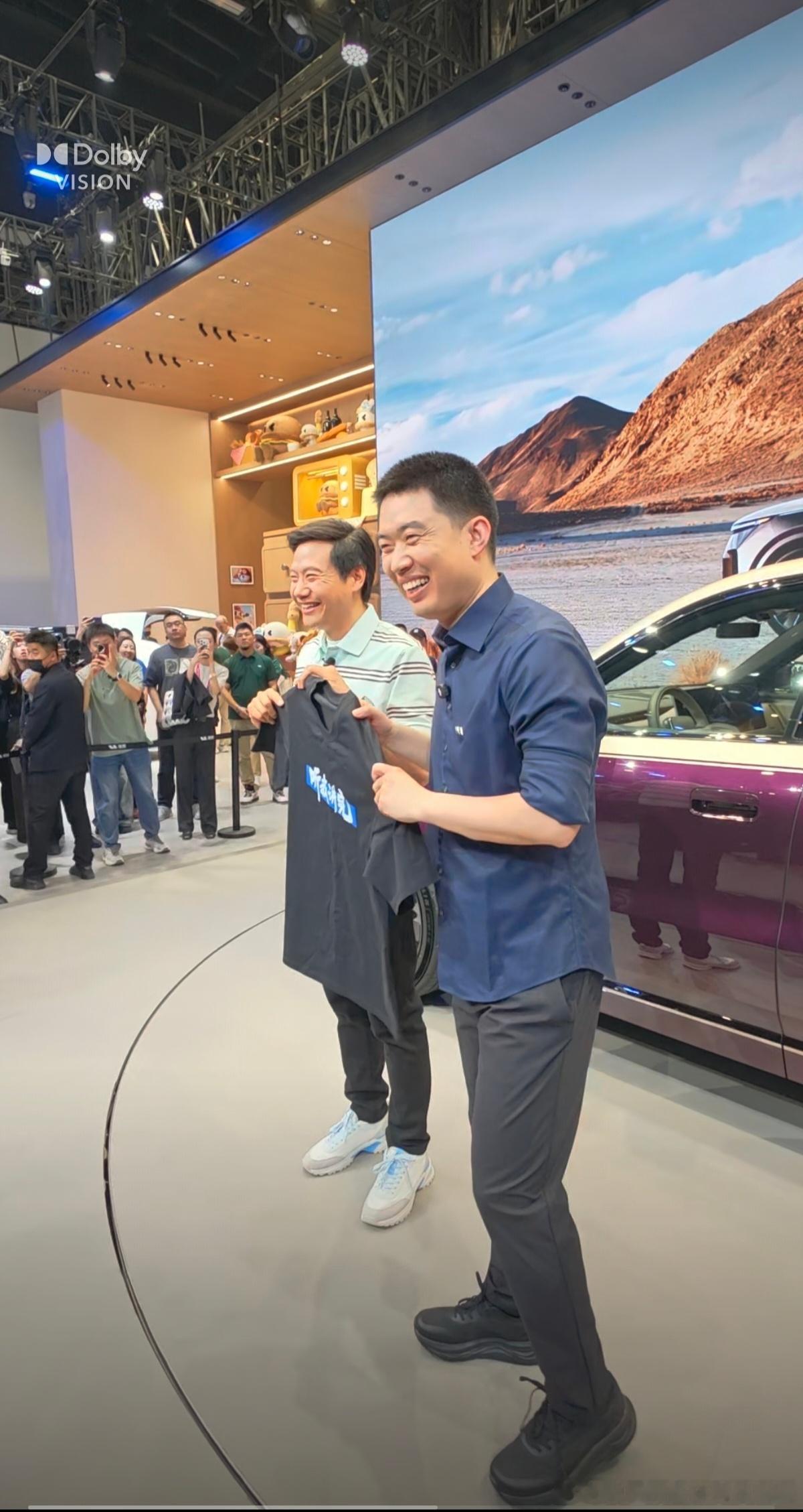 这个挺好玩的雷军送李想听我讲完T恤"听我讲完！"出自李想早年参加企业家真人秀，因