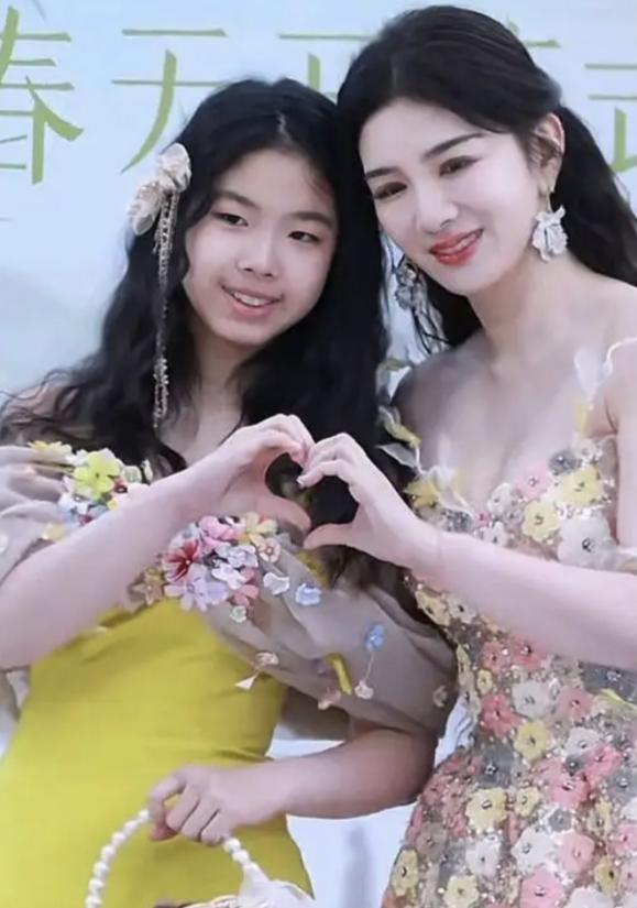 没想到黄奕的女儿转眼就长得这么大了，她看上去不像妈妈，没有妈妈漂亮。好像很多星二