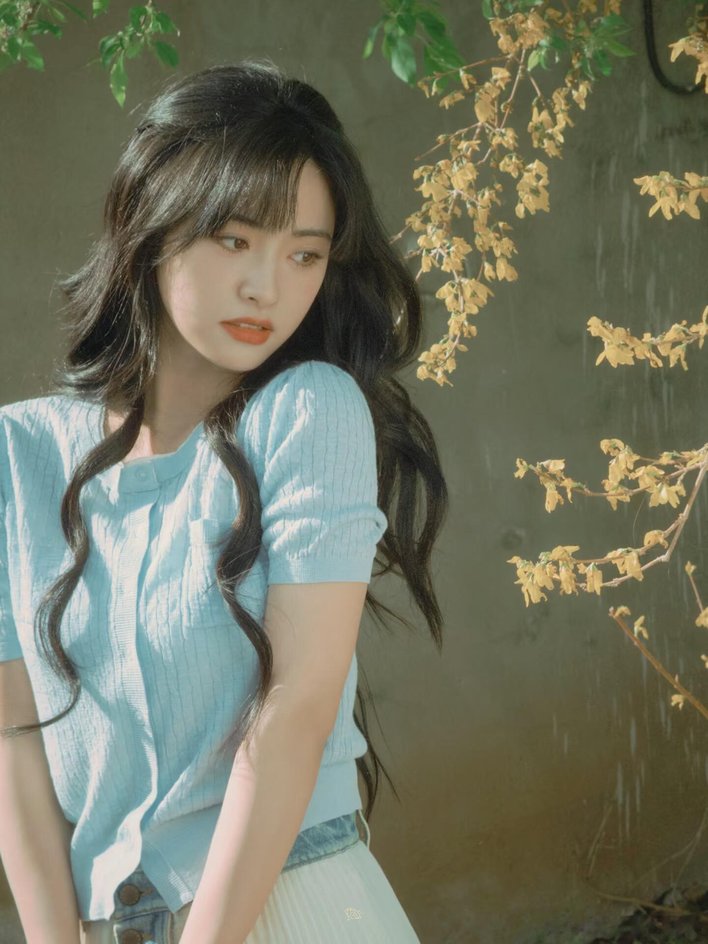 沈月沈月你怎么能这么米太优越了，这个侧颜！就这样被月月迷的不知天地为何物！沈