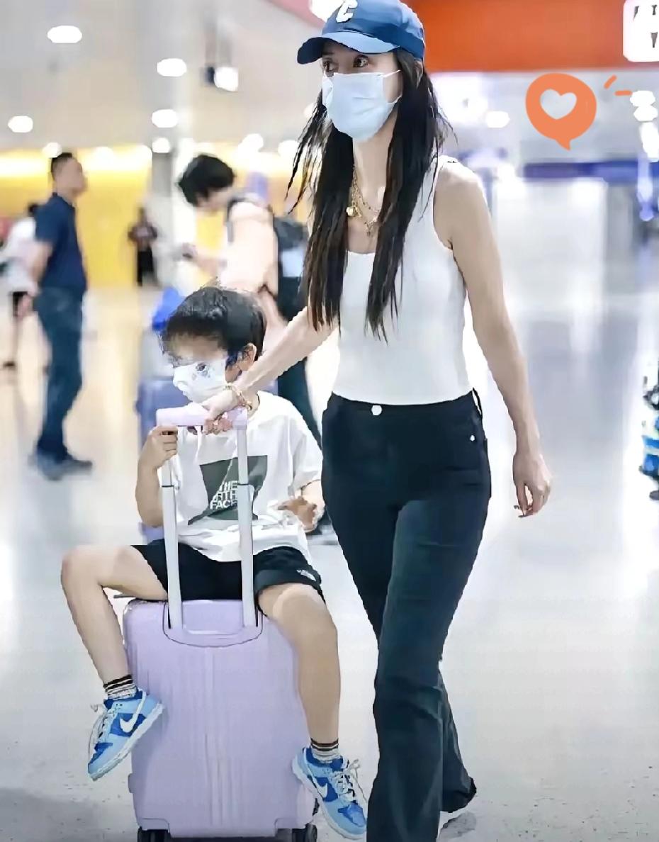 黄晓明连夜emo！不是感情翻车，也不是前任风光，而是儿子和前婆婆聚