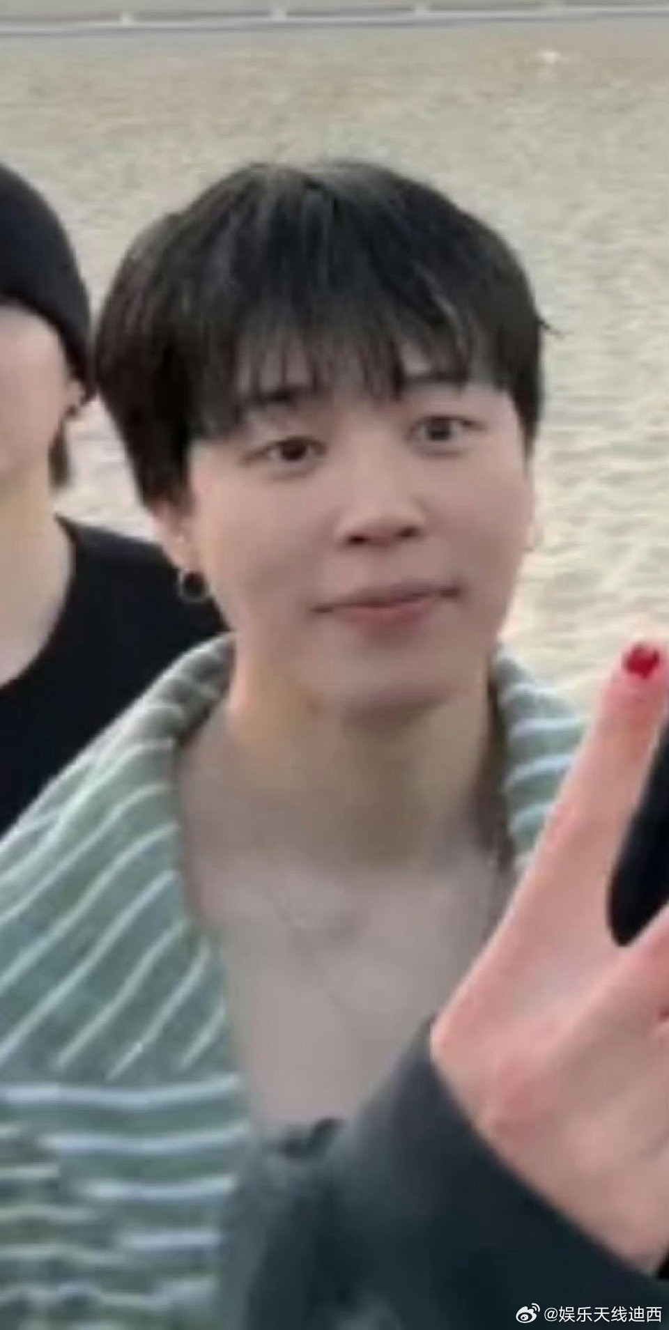 BTS直播在夹缝里和大家打招呼的可爱jimin尼而且还有腹肌kiss