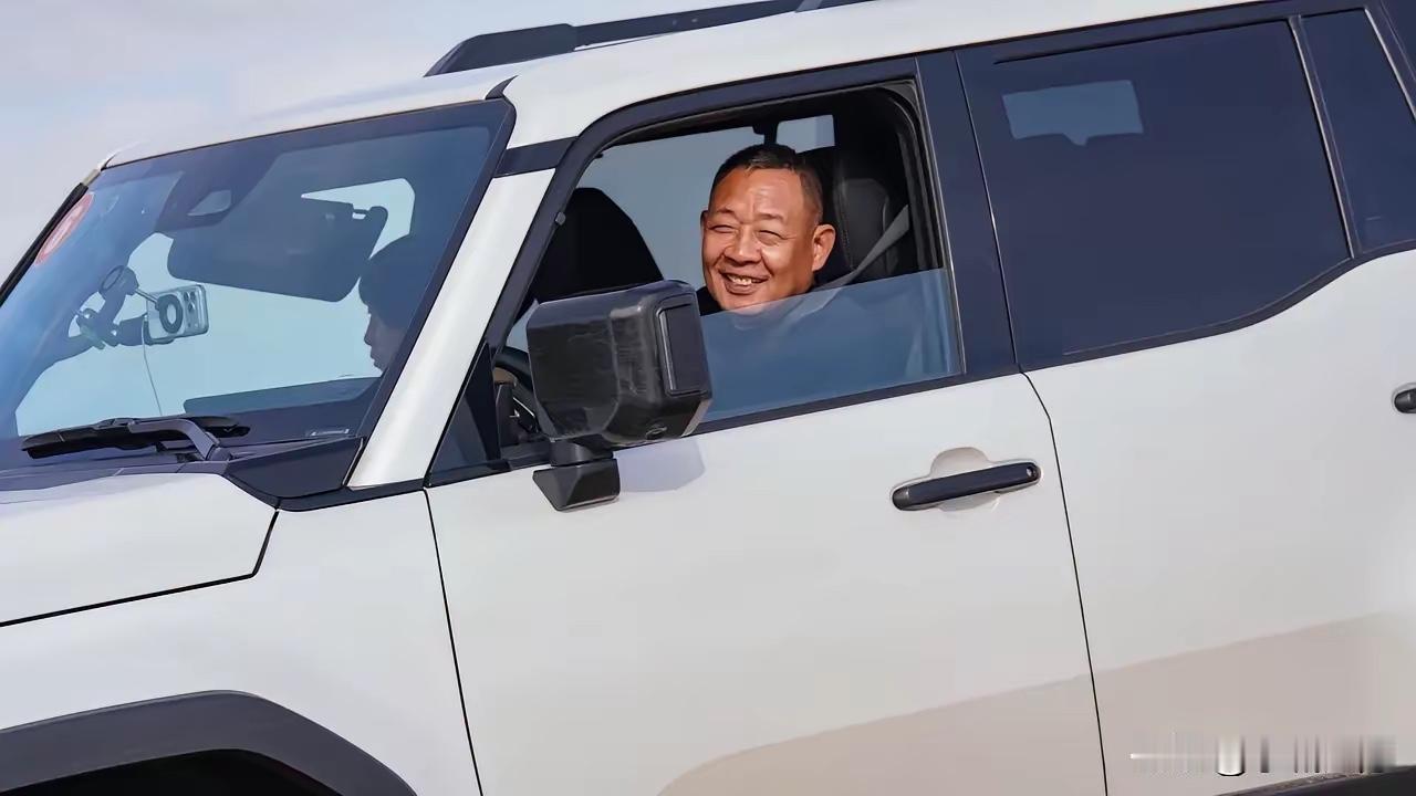 回家了看到于东来在北京开完会，还上了中央新闻回到老家许昌后高兴地样子很让人