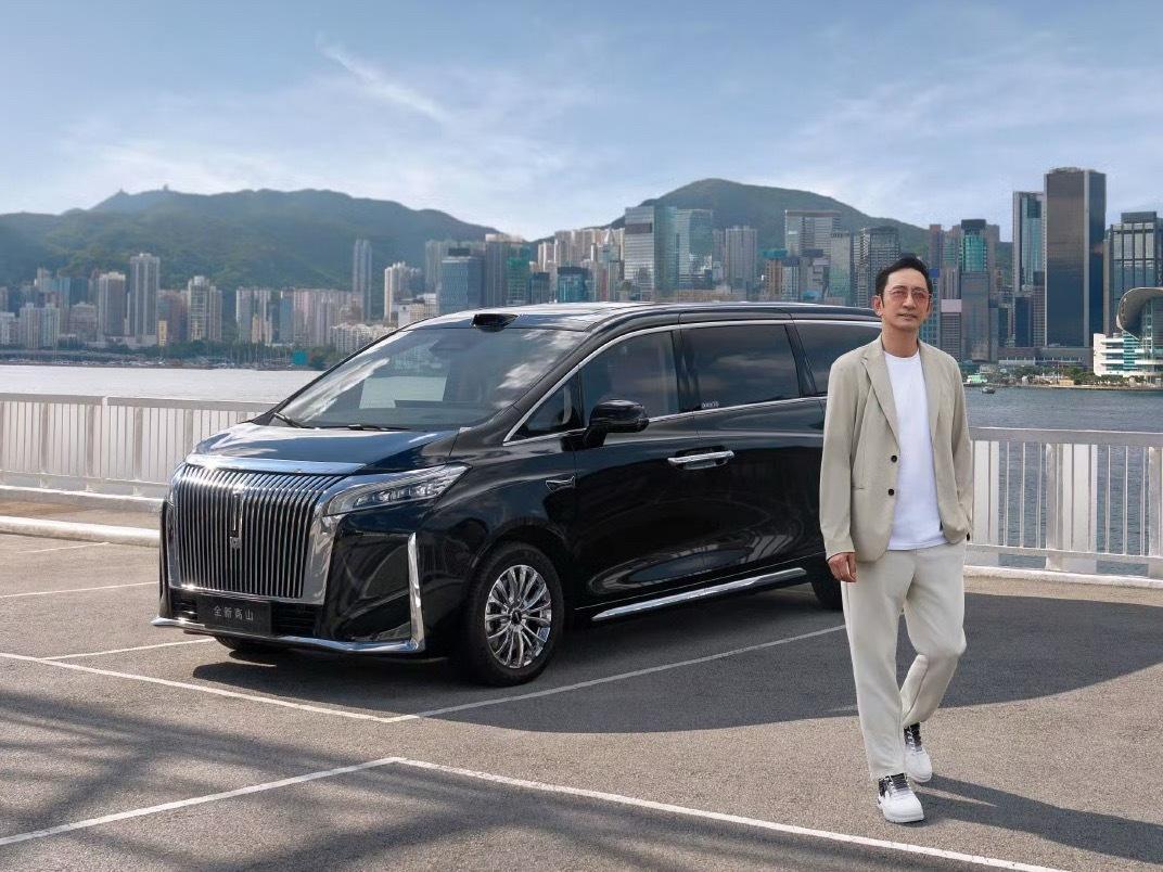 港澳明星出行算是这一类高端MPV走红的根本之一，所以魏牌高山与吴启华的联动也可以
