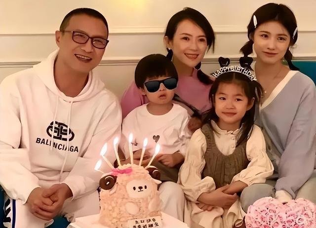 汪峰带五个娃过六一，两个妈生的仨闺女，一个妈生的一双儿女，这关系图比摇滚还复杂