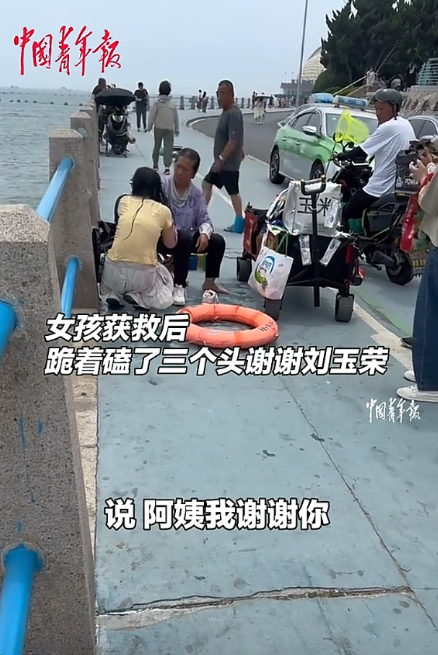 “这位大妈火了！”山东青岛，一女生岸边拍照，手机不小心掉入海中，她冒险靠到岸边拾