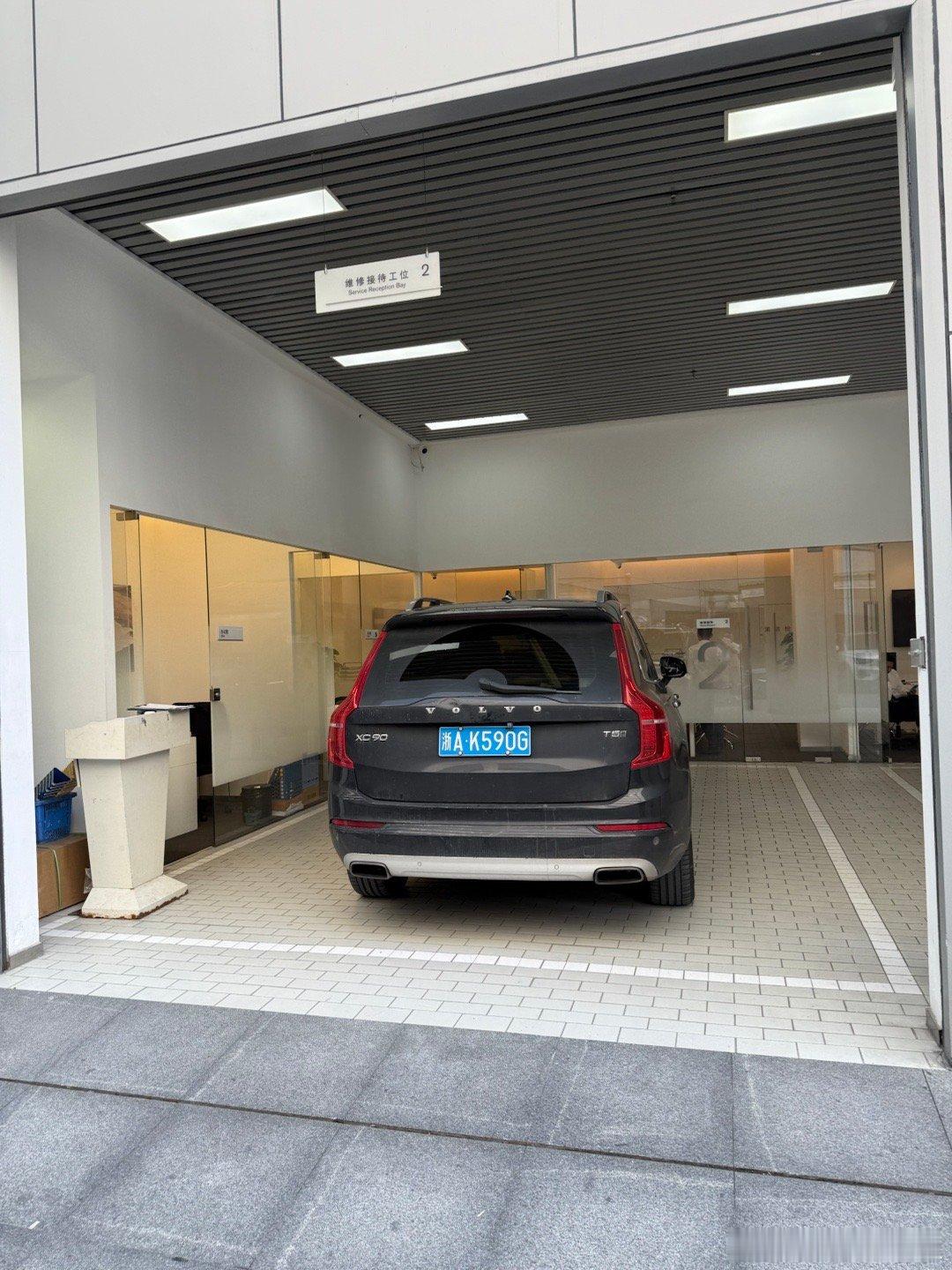 今儿给朋友的XC90去保养，看了看全新改款的XC60没想到杭州店看车的人这么多