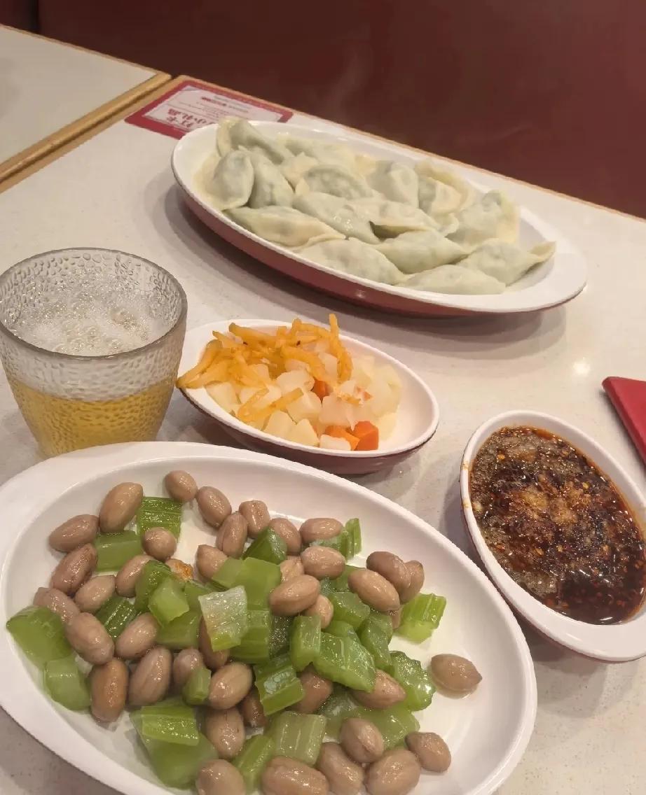 喝酒的级别：一级：自己不买酒，家里不摆酒，就出门时碰酒才喝。二级：酒柜里藏