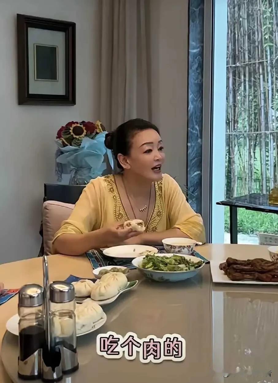 果然张兰没有做米饭，但是包子包了两个馅，有素，有肉。这样马筱梅孕期反应不吃肉可