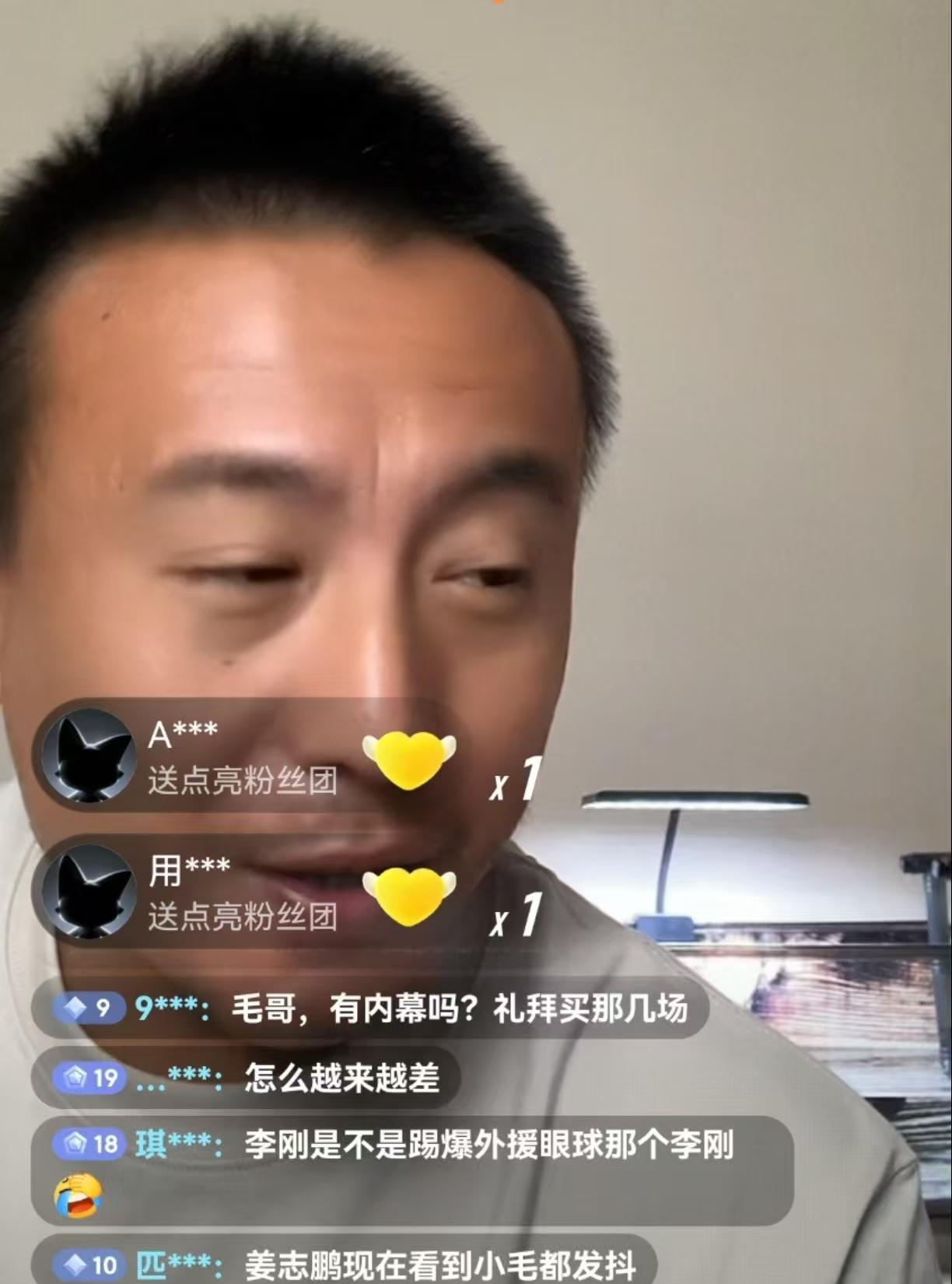 前国脚毛剑卿爆了一个料。2007年上海申花和上海联城合并后，很多老申花球员看不上