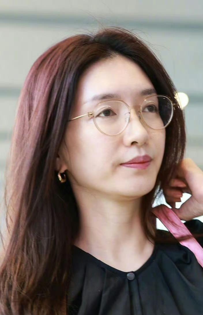 三个女演员同框，还真是一白遮三丑，即使江疏影素颜不出众，但架不住江疏影这白的发光
