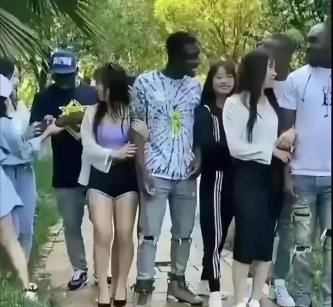 中国女性为何总爱外国男人还看不起本国男性？根子就在咱们的教育出了大问题！男孩从小被逼着“女士优先”“