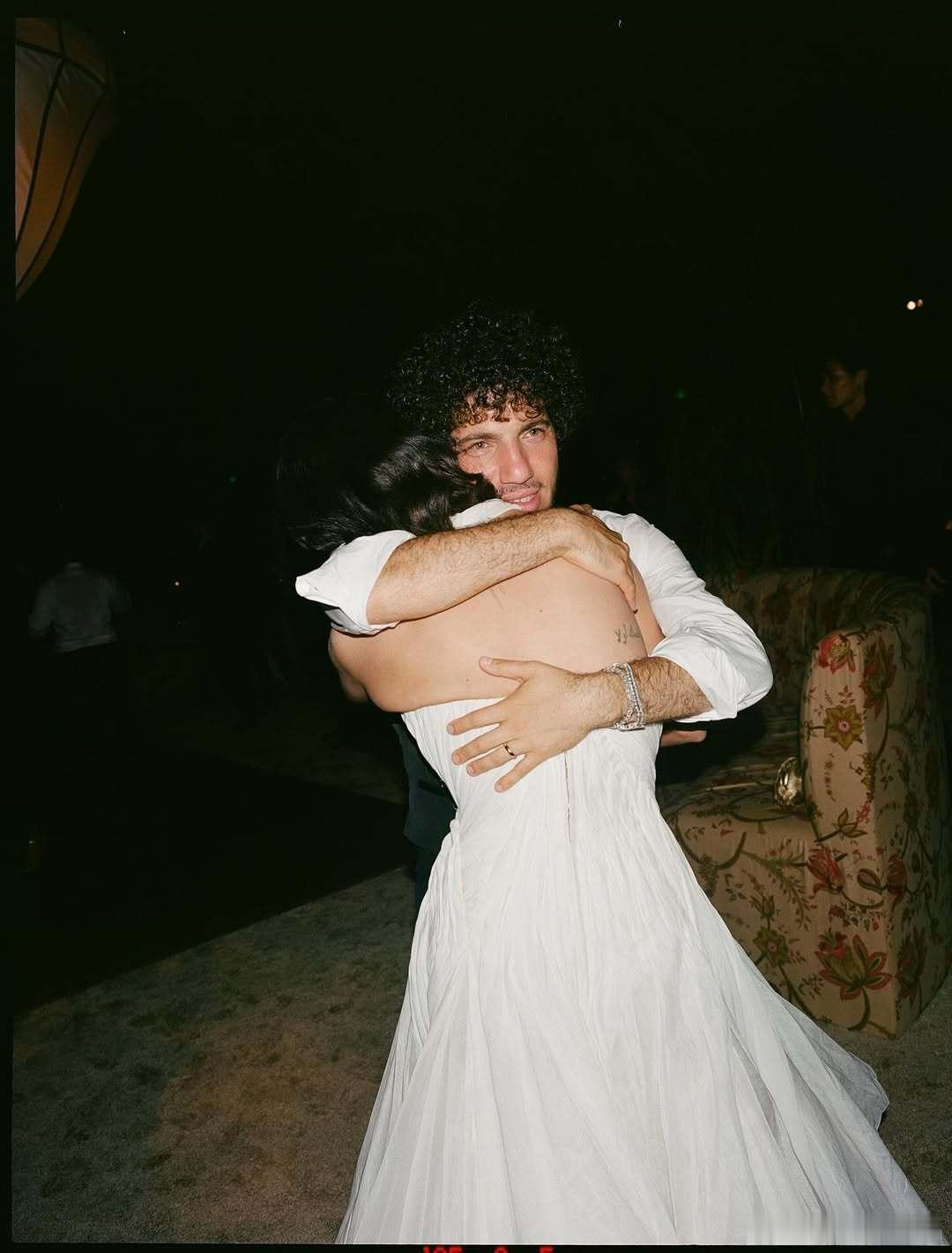 赛琳娜戈麦斯的老公Bennyblanco分享更多婚礼照，并承诺：爱你一辈子